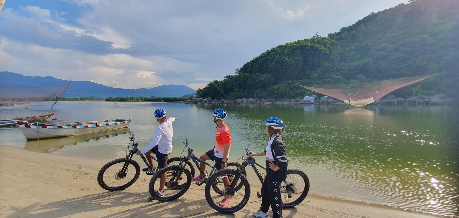 Cycle Fishing Villages Laguna Lăng Cô