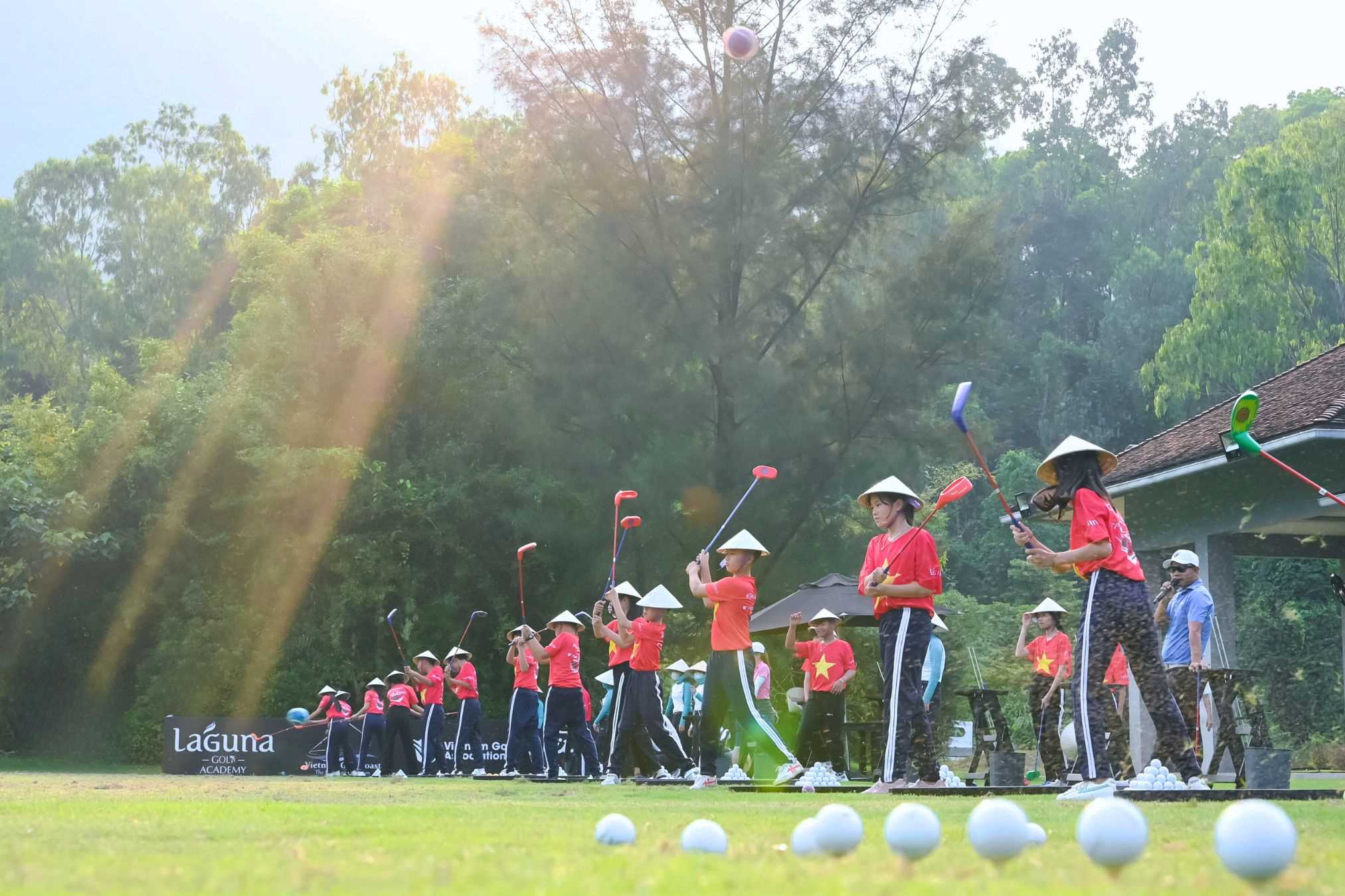 Chương trình hướng dẫn và làm quen với golf cho các em học sinh địa phương huyện Phú Lộc tại Laguna Golf Lăng Cô